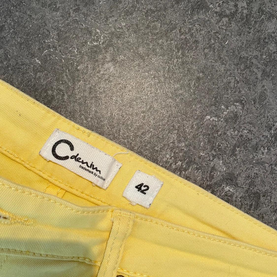 Gula byxor från Cubus storlek 42 - 90