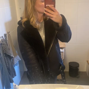 Skinn jacka - Nästa nyskick från pieces ny pris ca 1100 