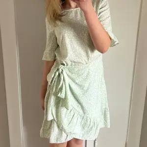 Så fin klänning från vero Moda som passar perfekt nu till sommaren! Använd två gånger. Har en liten gräsfläck men inget man märker av 🥰
