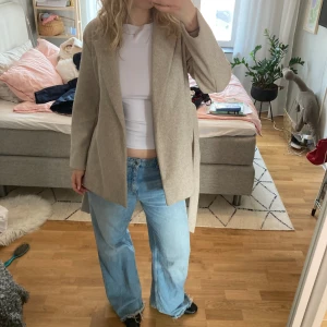 Beige kappa  - Beige kappa från Mango, knappt använd super bra skick. Funkar både stängd och öppen 😊