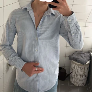Randig skjorta - Hej jag säljer min fina skjorta från East west! Storlek S. Superbra skick bara använd 1 gång. Säljer pga av att den har blivit lite liten. Nypris 800 kr. Mitt pris:400 kr. Pris kan diskuteras. 