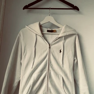 Ralph Lauren Tröja - Tja, säljer denna feta Ralph lauren tröjan. Använd ett par gånger men funkar perfekt. Säljer då den har blivit för liten. Kom privat för fler bilder eller frågor🤝