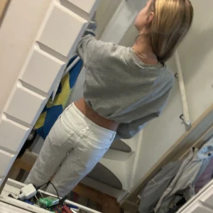 J&B jeans vita lågmidjade - Säljer vita lågmidjade jeans från J&B storlek 26 då de var försmå för mig i bra skick 