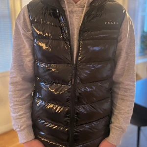 Väst - Legat i garderoben X antal år säljer då jag börjat rensa genom lite så först till kvarn som gäller