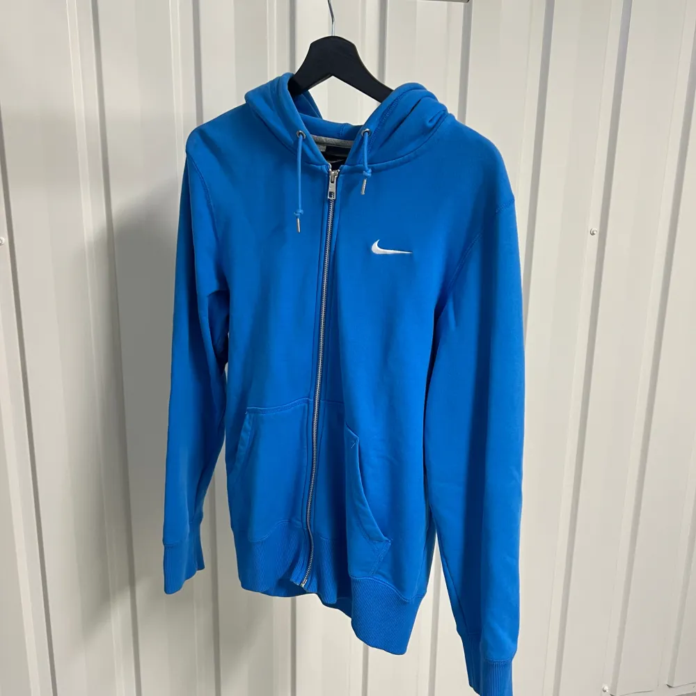 Hej säljer denna Nike hoodie som är i nyskick, använd den cirka 4 gånger! Väldigt fräsch . Tröjor & Koftor.