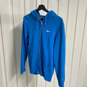 Hej säljer denna Nike hoodie som är i nyskick, använd den cirka 4 gånger! Väldigt fräsch 