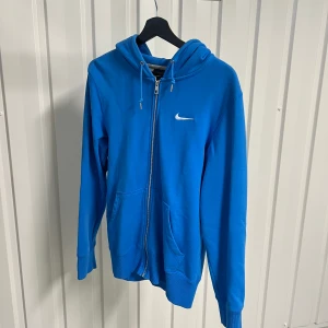Nike hoodie  - Hej säljer denna Nike hoodie som är i nyskick, använd den cirka 4 gånger! Väldigt fräsch 
