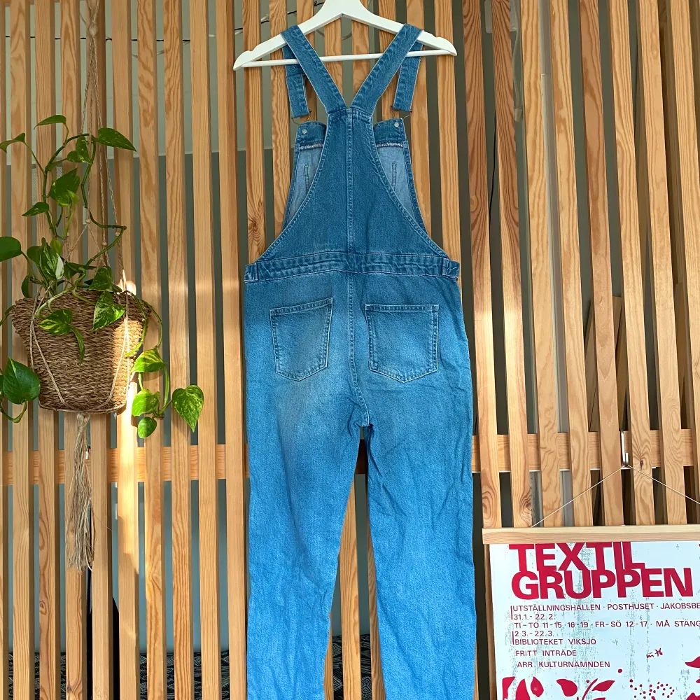 Hängselbyxor i jeans. Avsmalnande och ankellånga ben. Passar storlek S (W30, 26 cm). På bilden när jag har på mig hängselbyxorna ser ni en klisterlapp om någon undrar! 🌞💘 Går att prova om det önskas (i Stockholm).. Jeans & Byxor.