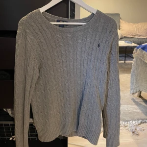 Ralph lauren tröja - Kordell stickad Ralph lauren tröja i storlek L i barn. Passar Small-Medium.