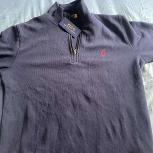 RALPH LAUREN HALF ZIP - Helt fräscht Ralph Lauren tröja | använd fåtal gånger | skicka 10/10 | Hör av dig vid intresse | kan tänka mig gå ner en slant vid snabb affär✅🤝🏼