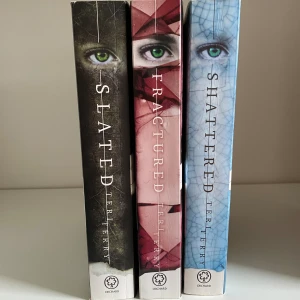 Böcker - Bokserier på både svenska och engelska för 75 kr per bok📚😇 (obs alla serierna på sista bilden är inte kompletta!)  Köparen står för frakt 🚚  Skicka gärna ett meddelande innan köp📫