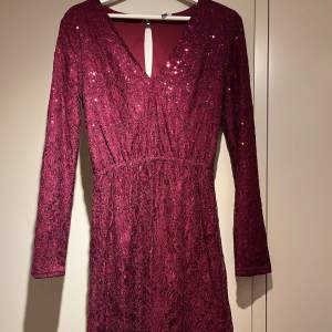 Så fin vinröd klänning!! Använd fåtal gånger och i superfint skick🌸 skriv gärna för fler bilder!! 100kr plus frakt