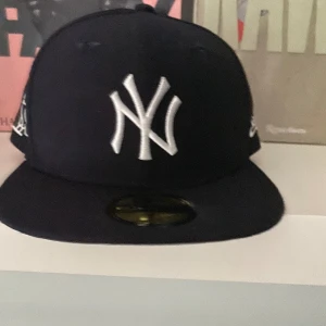 New era keps x Ovo/ Drake  - New era keps colab med drake  Använd fåtal gånger  Pris kan diskuteras  Äktahetsbevis finns  Köpt för 98€