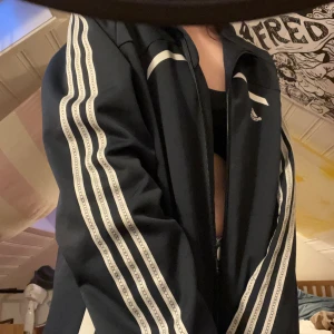 Adidas zipup  - Adidas zipup, bra skick, mörkblå.