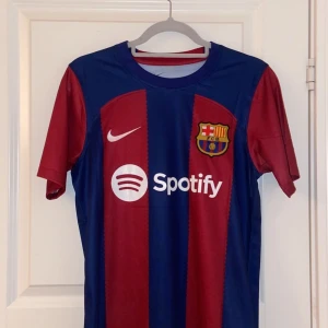 Barcelona Lewandowski Tröja - Säljer min lewandowski fotbolls tröja.  I bra skick använd få gånger! Kontakta vid frågor  Pris kan diskuteras🙌