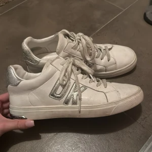 DKNY SKOR - Säljer mina skor då de inte passar mig, de är använda men fortfarande i fint skick. Hör av dig för fler bilder. Köpt för 1900kr