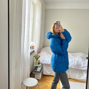 Blå dunjacka  - Måste inse att jag har för många puffer jackets.. Perfekt nu till skidresor⛷️  - pufferjacka från Lindex - storlek XS men mer som S - helt utan anm, använd ca 3 ggr - 100% recycled polyester 
