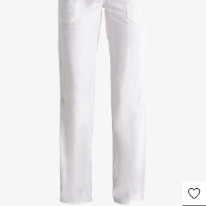 Roxy linnebyxor  - De väldigt trendiga roxy linnebyxor. Köpta från zalando och de är helt oanvända då det inte riktig passa på mig. De är verkligen jättesnygga och fina nu till sommaren. Ny pris är 600 kr jag säljer för 500 kr