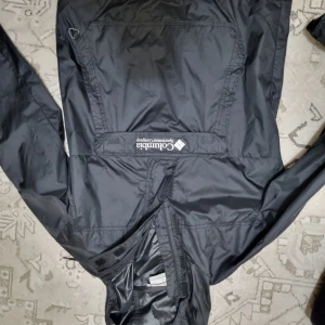 Columbia vind jacka  - En riktigt skön och tunn jacka. Som nästan aldrig använts. Storlek M. Originalpris ca 899kr. 