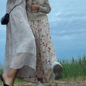 Blommig långklänning - Sååå fin somrig långklänning ifrån NA-KD! Använd endast 2ggr så i nyskick 💖