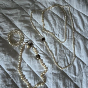 Pärlsmycken - Två halsband och ett armband i pärlor. Supersöta och går att styla så snyggt. Skriv för fler bilder 