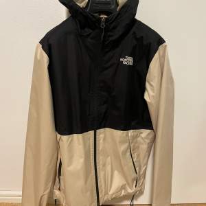 Riktig snygg the north face jacka men en snygg kombination mellan beige och svart.  Storlek S Pris 599 kronor Nypris 1299 kronor  Skick 8/9 Använd ett fåtal gånger 