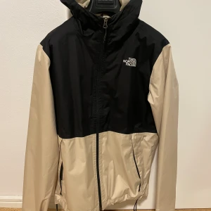 The north face jacka  - Riktig snygg the north face jacka men en snygg kombination mellan beige och svart.  Storlek S Pris 599 kronor Nypris 1299 kronor  Skick 8/9 Använd ett fåtal gånger 