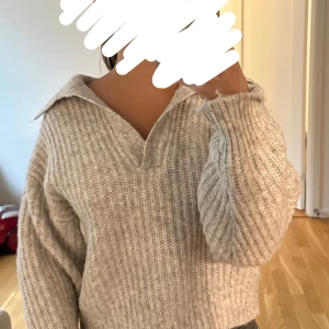 Stickad tröja - Fin stickad tröja från Gina Tricot, säljer så de tyvärr inte kommer till användning längre! Använd fåtal gånger och är i fint skick💕200kr, frakt tillkommer