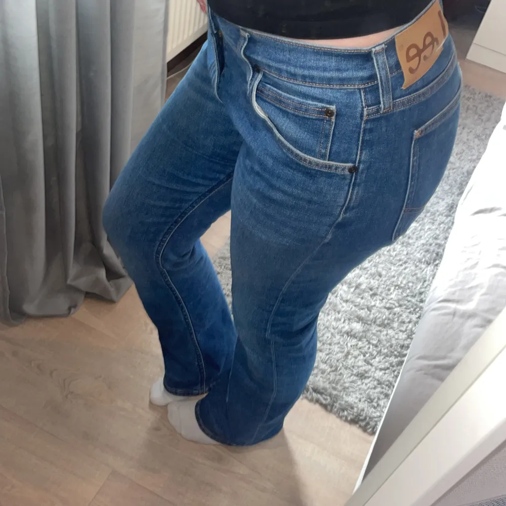Sjukt snygga lågmidjade jeans i bootcutmodell! Köpt på Jeansuno i Sthlm och säljs pga kommer ej till användning :( Personligen tycker jag byxorna är lite för långa i benen men det rör sig om bara nån cm, innerbenslängden är ca 75 cm och jag är 165 cm. Jeans & Byxor.