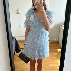 By Malina klänning  - Säljer min by malina klänning som är i drömmig färg. Modellen heter Sky v-neck frill mini lace dress. Helt ny med prislappen kvar och skriv för fler bilder!