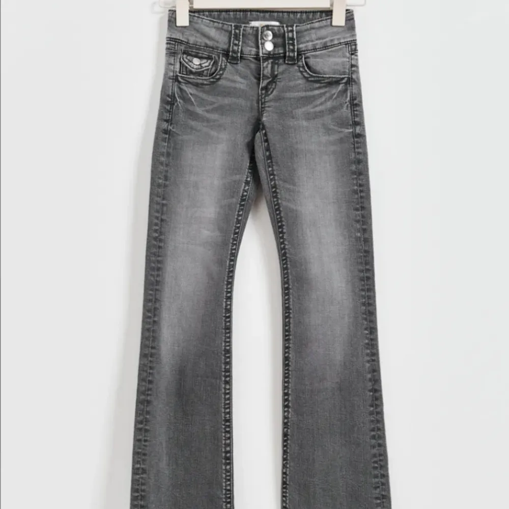 Low waist bootcut jeans ifrån (Young) Gina Tricot, ny skick endast testade❣️. Jeans & Byxor.