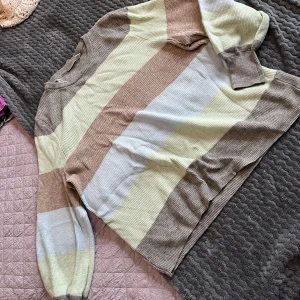 Stickad tröja  - Blivit använd 1 gång. Passar en M/L