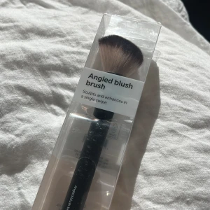 Sminkborste - Helt ny sminkborste från Lindex egna märke 🙌🏻 köpt men aldrig använd så därför säljer jag 