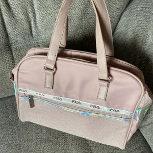 Fila väska - Säljer min fila väska då den inte används mer, den är i bra skick och inget är slitet. Hör av dig om du har frågor💕💕