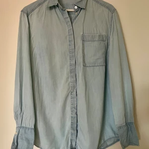 Acne skjorta 32 - Oversize skjorta i använt skick. Lyocell. 