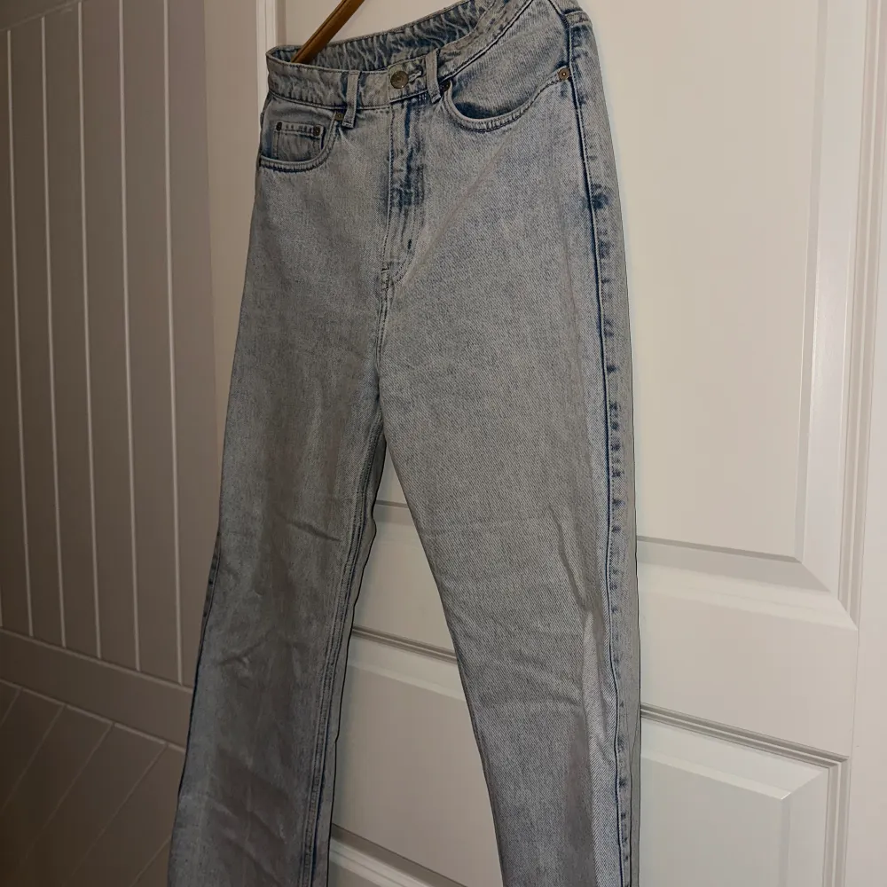 Raka jeans från weekday stl - W28/L30 passar mig som är s/m och 161 lång. Jeans & Byxor.