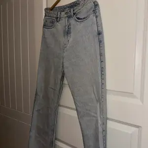 Raka jeans från weekday stl - W28/L30 passar mig som är s/m och 161 lång