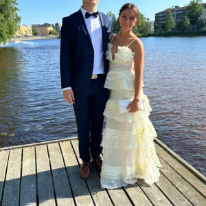 Ljusgul balklänning - Denna balklänning har använts en gång. Den är lite genomskinlig från mitten av låret och nedåt, bild 4. Den var lite lång på mig som är 160cm därför har den slitningar längst ned, bild 5. Nypris med tull och frakt kostar den 3000. Skriv för frågor❤️  