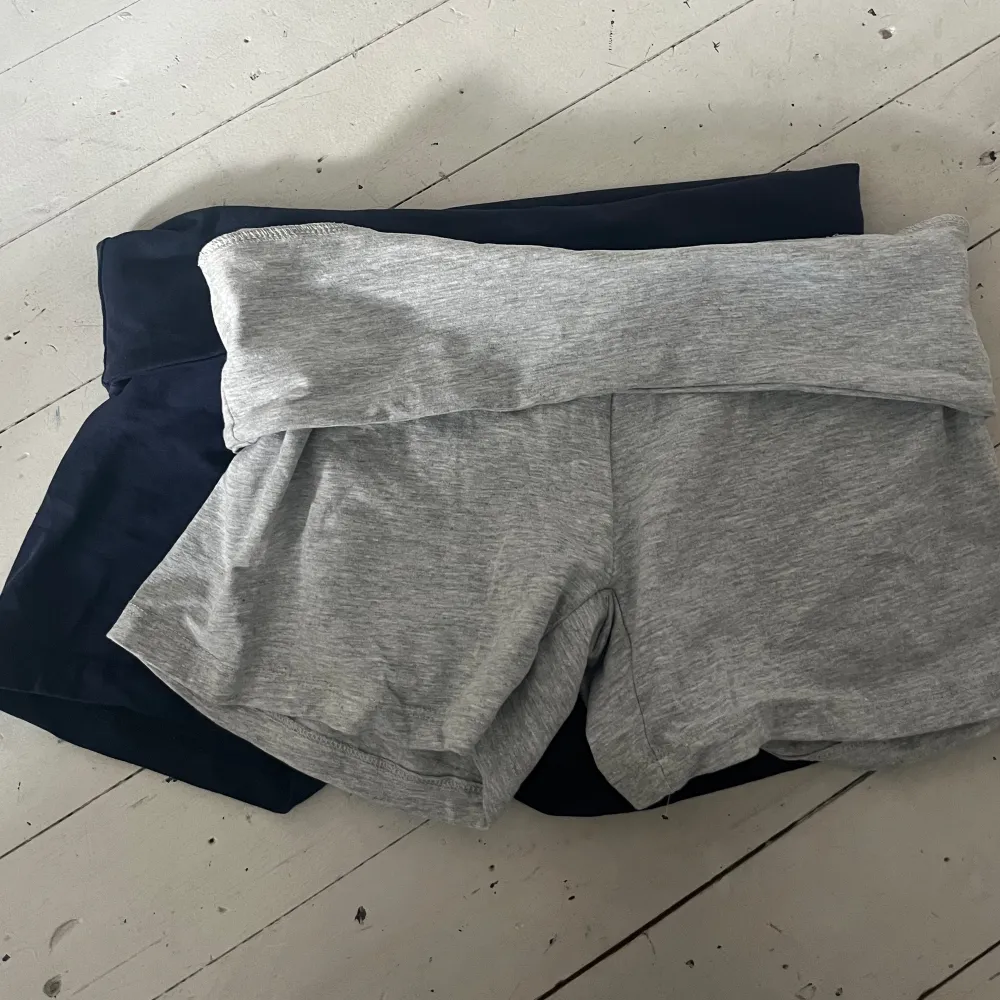 Som yogapants fast shorts med kant som man viker ner Helt nya har bara tvättat dom en gång, köpta på primark  😇 . Shorts.