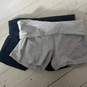 Som yogapants fast shorts med kant som man viker ner Helt nya har bara tvättat dom en gång, köpta på primark  😇 