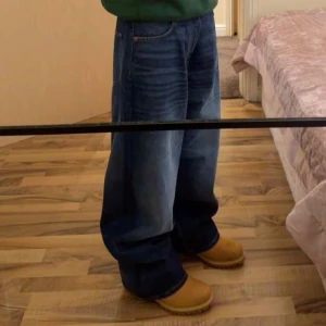 Astro Weekday Baggy Jeans - Astro Weekday Baggy Jeans Storlek: 29/32 Skick: Väldigt bra skick, endast tvättad två gånger sedan köp Nypris: 600kr Passform: Lös passform som blir något vidare vid benen.  Dm för mått eller om du har andra frågor!
