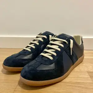 Säljer nu mina tvär feta Maison Margielas som endast används ett fåtal gånger. 🔥Dust bags och låda tillkommer. Nypris runt 4700kr. 💯 Pris kan diskuteras vid snabb affär. Ifall du har fler frågor eller funderingar är det bara att höra av sig 👍