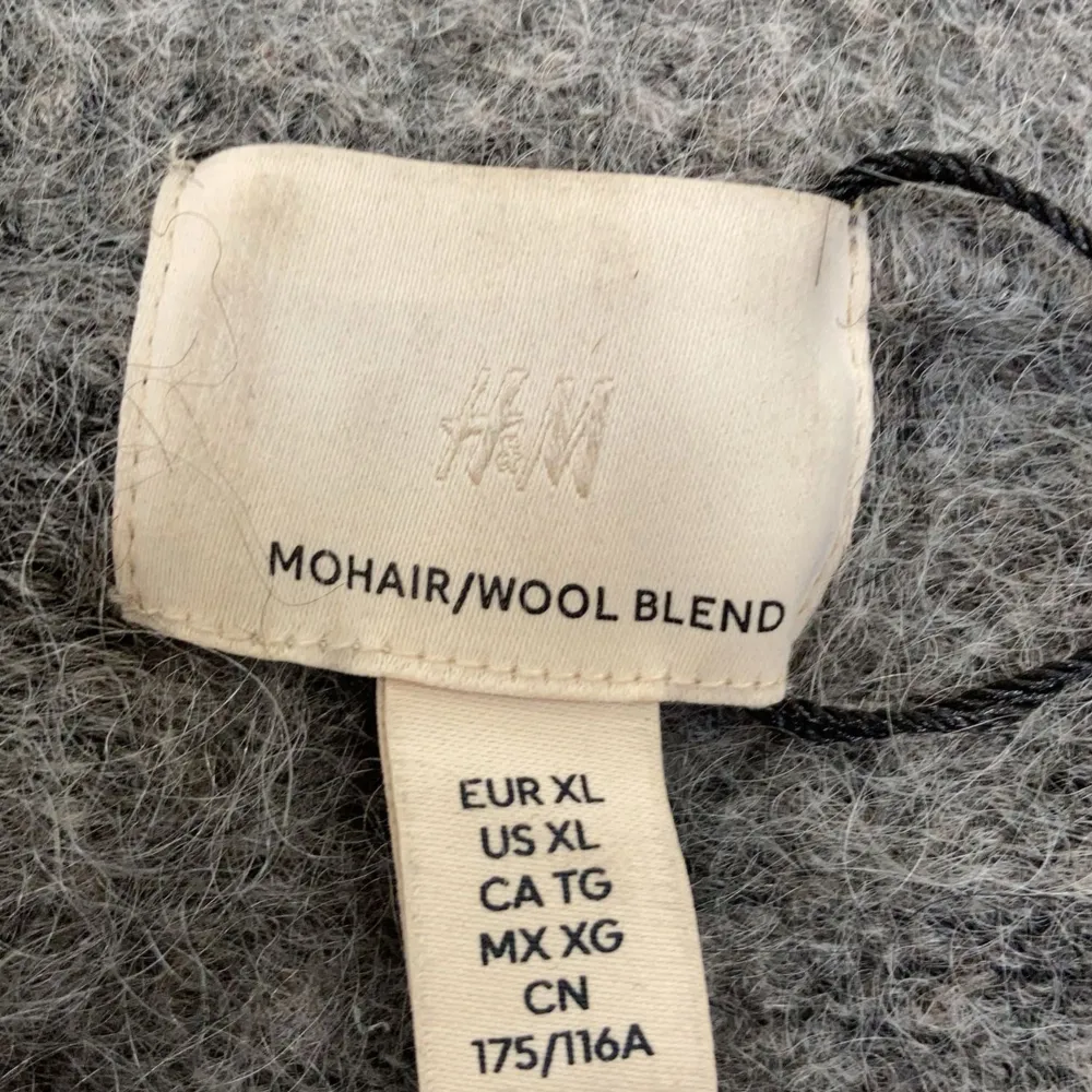 Säljer denna slutsålda tröja från HM i mohair/wool-blend! Finns på Östermalm. Inga defekter 🤗. Stickat.