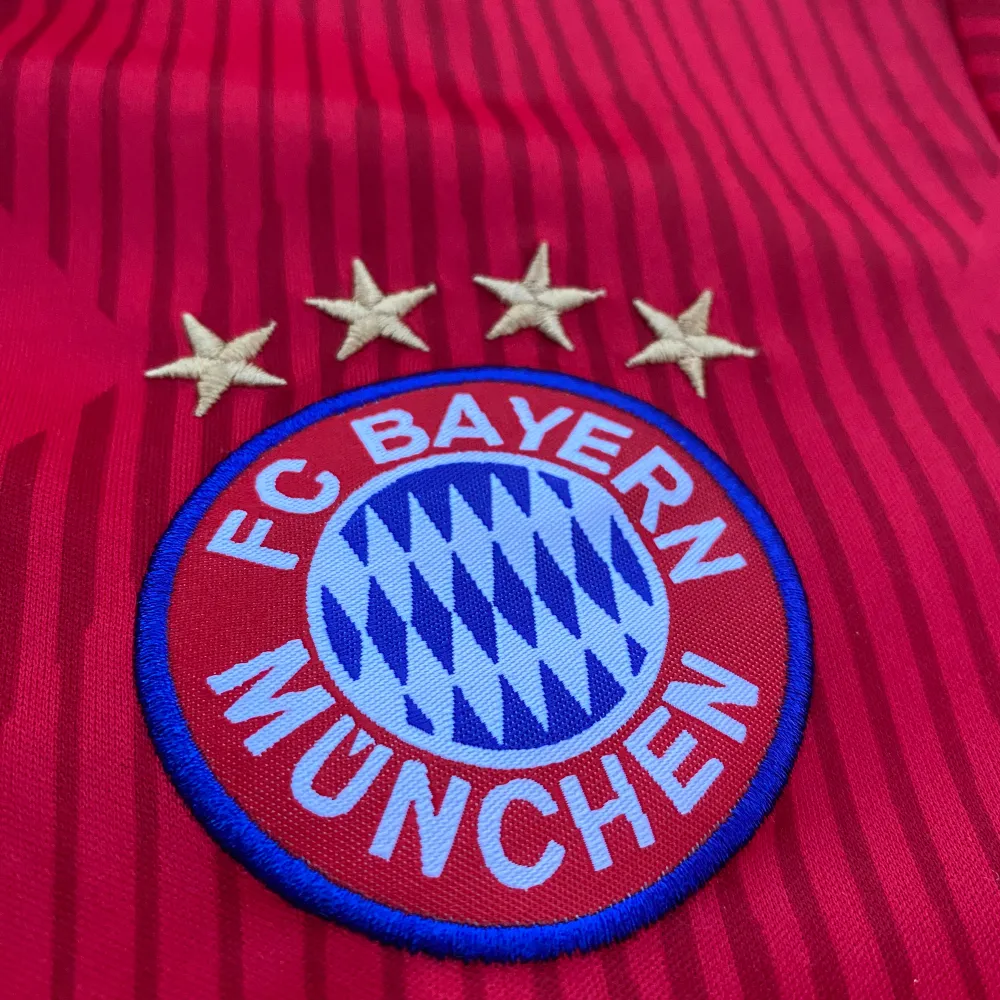Tjenare, säljer den här riktigt riktigt fina Bayern München tröja. Tröjan är som gott som ny. Har använts ca 3-5 ggr och är därmed i väldigt fint skick. Priset går att diskuteras.. T-shirts.