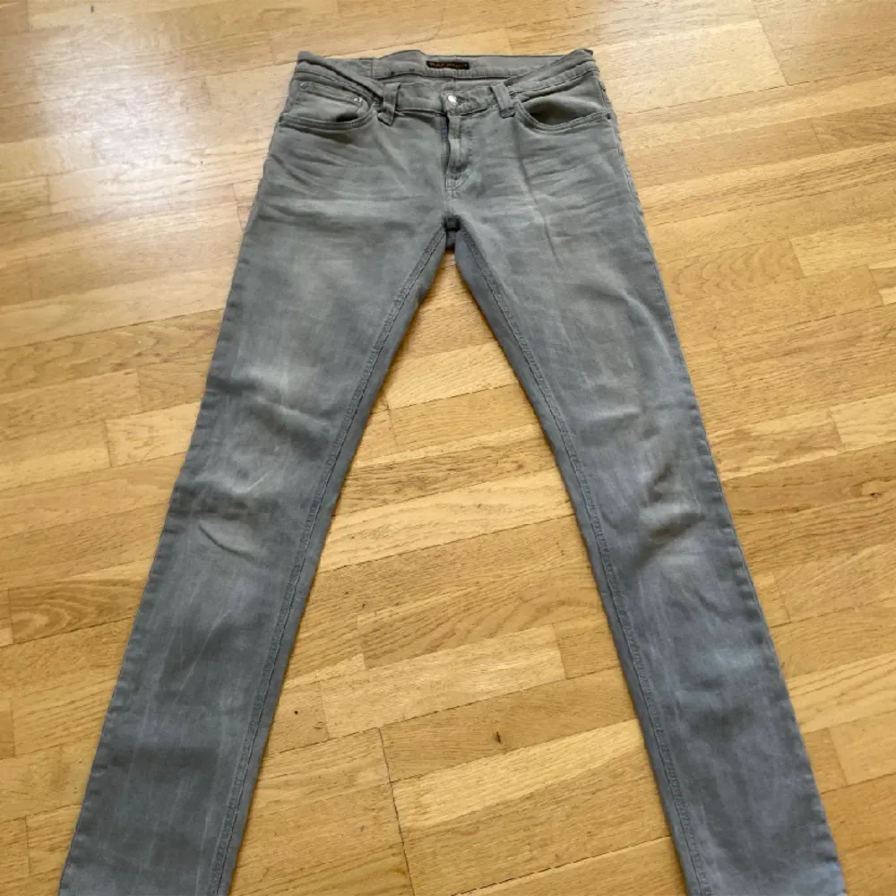 Nudie jeans | Storleken är 32/34 | Skicket 8,5/10 | Kanske lite ljusare grå i verkligheten men ungefär som på bilderna riktigt snygga | Hör av er vid frågor!. Jeans & Byxor.