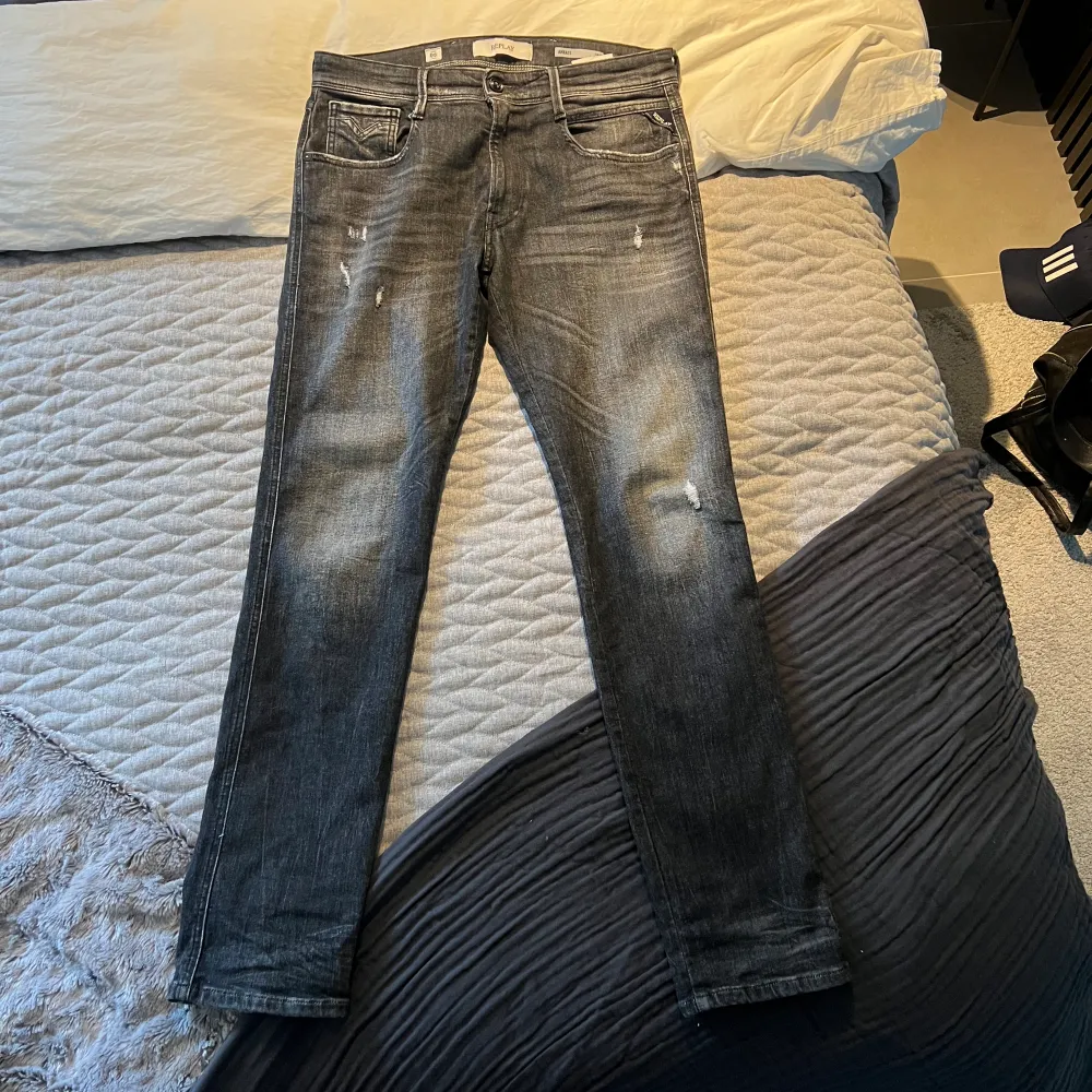Säljer nu mina asfeta Replay anbass jeans i storlek 32/32. Jeansen är knappt använda och i toppskick!. Jeans & Byxor.