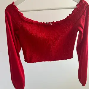 Jättefin röd offshoulder tröja. 