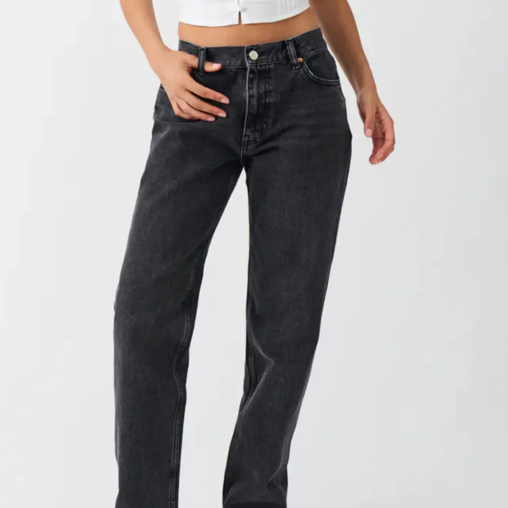 Lågmidjade jeans från Gina Tricot i mörkgrå färg. Storlek 36 och passar längd 165-170 ungefär, superfint skick! 250kr+frakt. Jeans & Byxor.