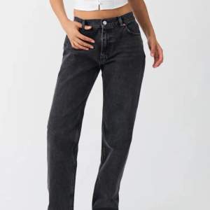 Lågmidjade jeans från Gina Tricot i mörkgrå färg. Storlek 36 och passar längd 165-170 ungefär, superfint skick! 250kr+frakt