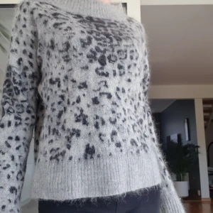 Leopardmönstrad tröja💗 - En tröja jag köpt här på plick, kommer tyvärr inte till någon användning. Den är andvänd av mig max 3 gånger, i nyskick! Den är i 29% mohair så väldigt mjuk och bekväm. Kontakta gärna innan ni tryckt på köp nu om ni väljer de alternativet!
